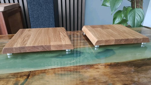 Solid oak low profile speaker - low,